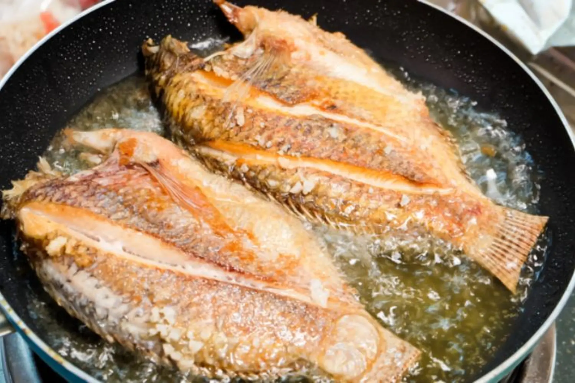 Rán cá, đổ ngay dầu vào chảo là sai, thêm bước nữa, cá vàng giòn, không bắn dầu tung tóe - 3