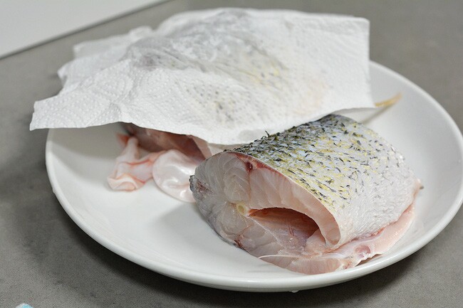 Rán cá, đổ ngay dầu vào chảo là sai, thêm bước nữa, cá vàng giòn, không bắn dầu tung tóe - 2