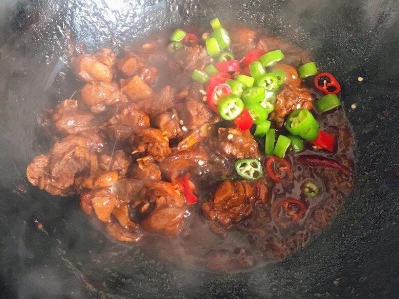 Thịt con này giá cực rẻ nhưng protein lại cao, đem kho bia được món trôi cả nồi cơm - 5