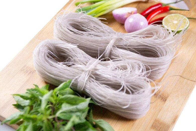 Xào miến đầu bếp mách 3 mẹo này, miến luôn ngon, tơi chẳng hề dính nát - 1