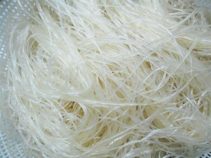 Xào miến đầu bếp mách 3 mẹo này, miến luôn ngon, tơi chẳng hề dính nát - 2