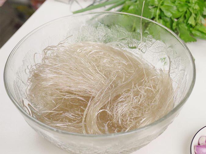 Xào miến đầu bếp mách 3 mẹo này, miến luôn ngon, tơi chẳng hề dính nát - 3