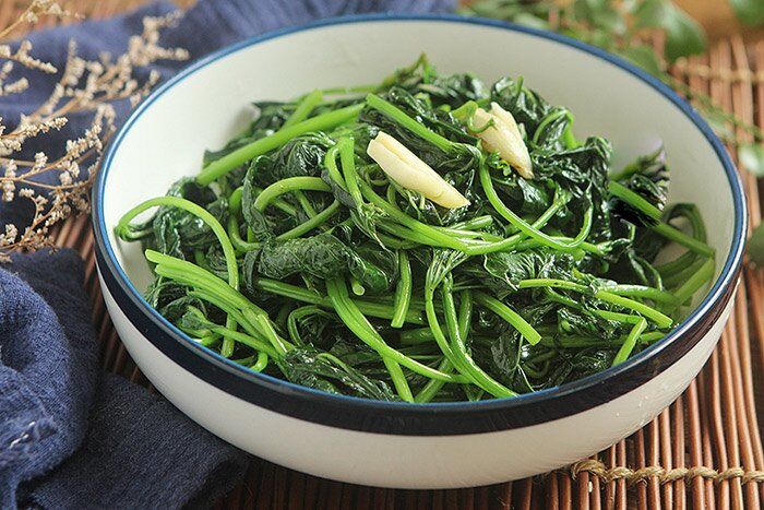 Xào rau lang hay bị thâm đen, nhớ ngay chiêu này xào 10 lần cả 10 lần đều xanh mướt lại chẳng hề bị chát - 3