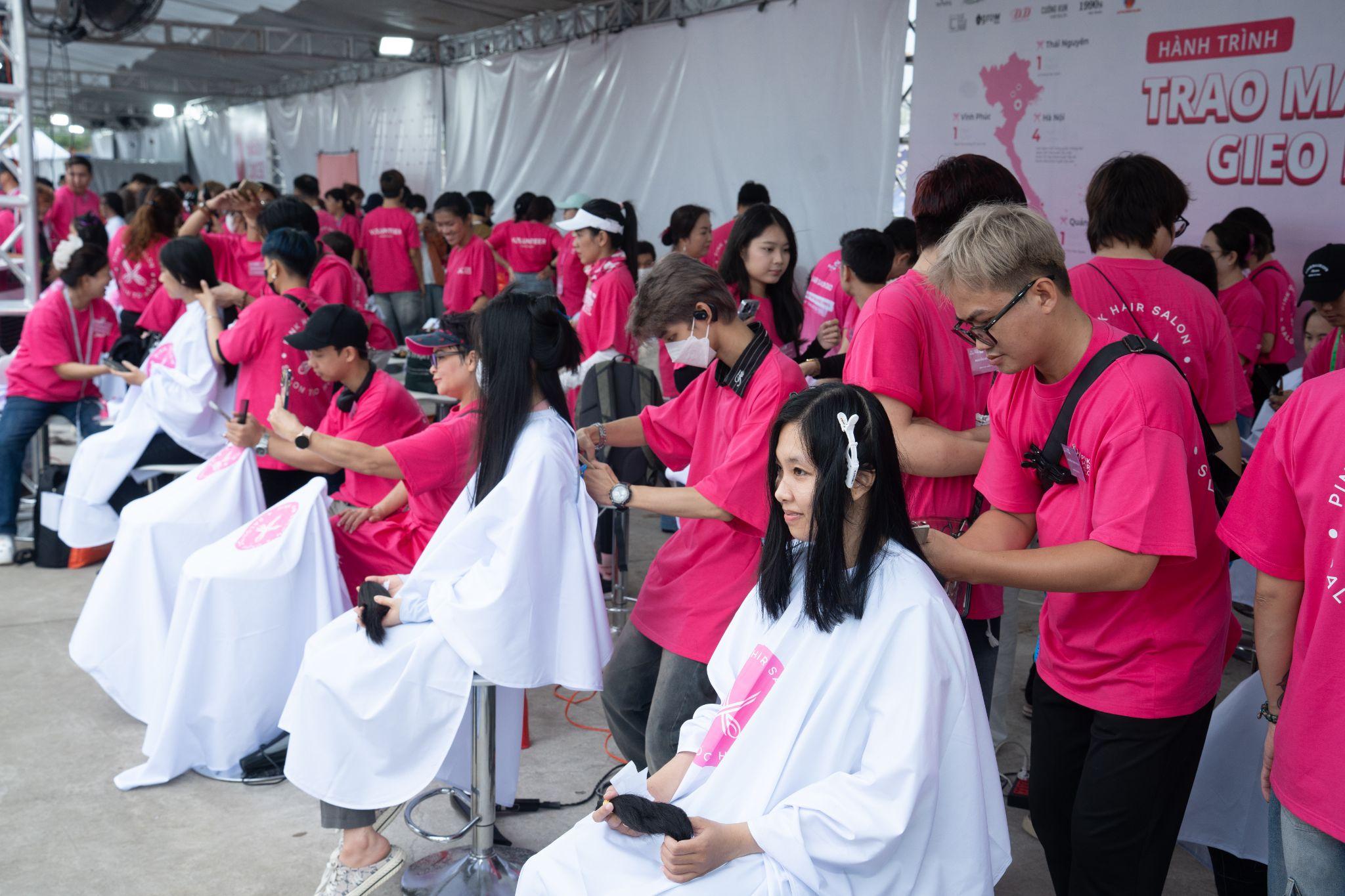 Nhìn lại hành trình lan tỏa yêu thương từ ngày hội Nón hồng 2025 - 2