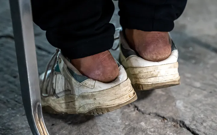 20 năm lưu lạc, con gục ngã khi nghe tin cha qua đời, tự ti vì chưa kiếm được tiền nên không dám về nhìn mặt mẹ - 3