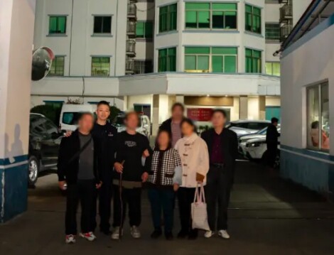 20 năm lưu lạc, con gục ngã khi nghe tin cha qua đời, tự ti vì chưa kiếm được tiền nên không dám về nhìn mặt mẹ - 5