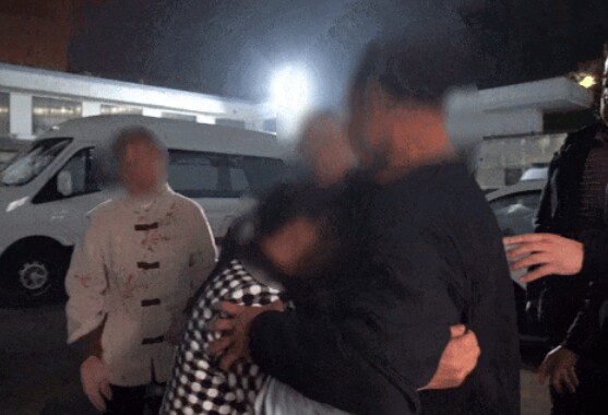 20 năm lưu lạc, con gục ngã khi nghe tin cha qua đời, tự ti vì chưa kiếm được tiền nên không dám về nhìn mặt mẹ - 4