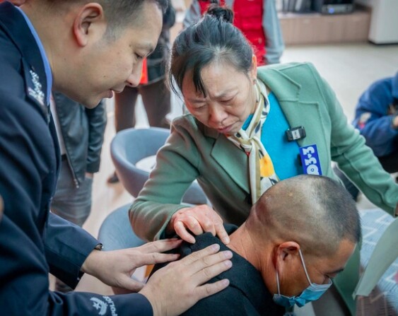 43 năm lầm tưởng bị bỏ rơi, người đàn ông bật khóc nức nở khi ăn món thịt bò của mẹ 82 tuổi ngày đoàn tụ - 2