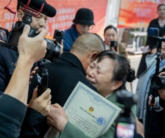 43 năm lầm tưởng bị bỏ rơi, người đàn ông bật khóc nức nở khi ăn món thịt bò của mẹ 82 tuổi ngày đoàn tụ - 1