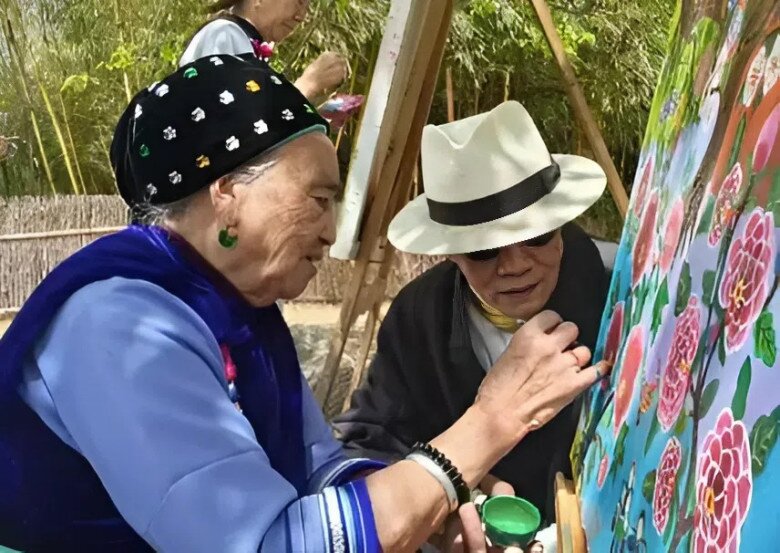 Cụ bà 78 tuổi lần đầu cầm cọ, 92 tuổi trở thành &#34;kỳ tích của nghệ thuật nông dân&#34;, tác phẩm được khắp nơi săn đón - 3