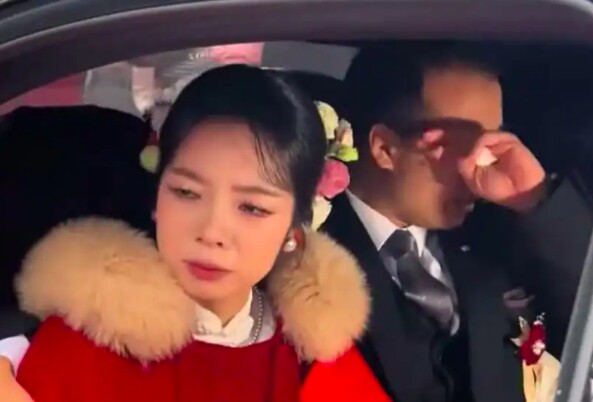 Khoảnh khắc bà nội bịn rịn bên xe cưới của cháu gái gây sốt, có một người khóc nức nở hơn cả cô dâu - 2