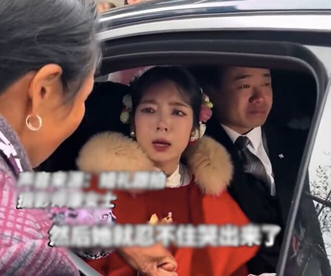 Khoảnh khắc bà nội bịn rịn bên xe cưới của cháu gái gây sốt, có một người khóc nức nở hơn cả cô dâu - 1