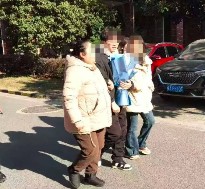 Sau 24 năm ngỡ mẹ đã mất, chàng trai bị bắt cóc vỡ òa khi đoàn tụ và vén màn bí mật 2 thế hệ - 2