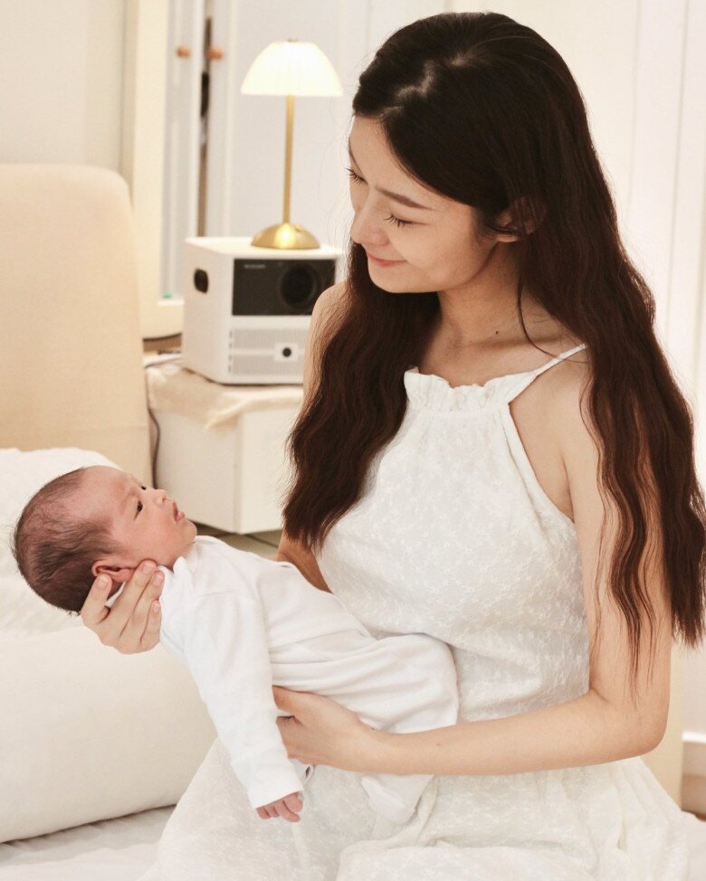 Cặp đôi viên mãn nhất nhì lịch sử Người Ấy Là Ai: Quý tử chào đời gặp hiện tượng hiếm, được dự đoán điềm may - 4