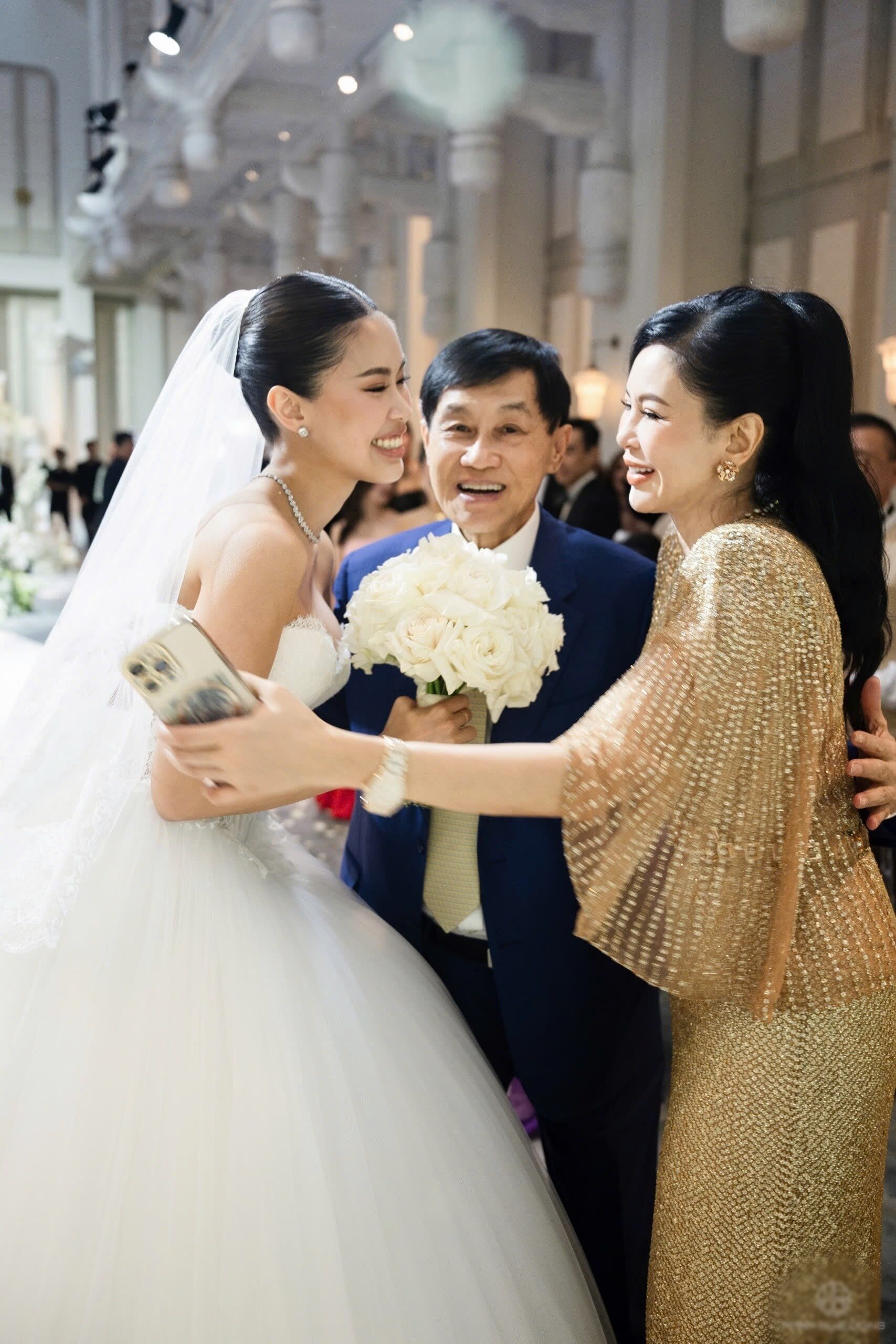 Cậu út điển trai nhà tỷ phú - Hiếu Nguyễn: Từ "bao cát" bị chị ruột chọn làm búp bê đến chàng phù rể gây xúc động - 4