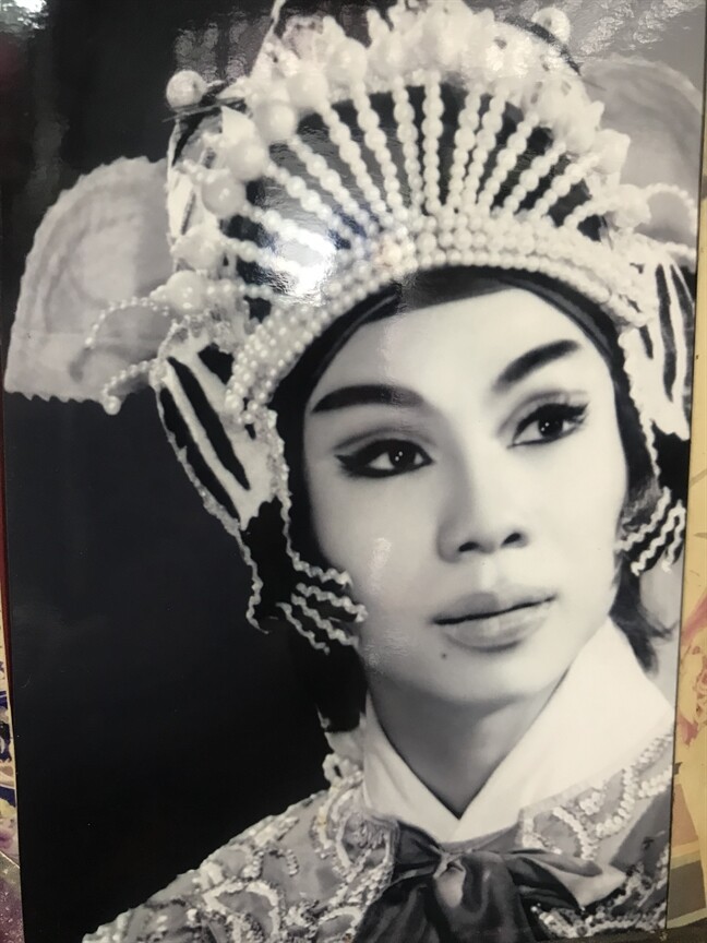 "Viên ngọc bích làng cải lương Việt Nam" có bố ruột tóc dài bạc trắng - người kế thừa di sản gia tộc đình đám - 2