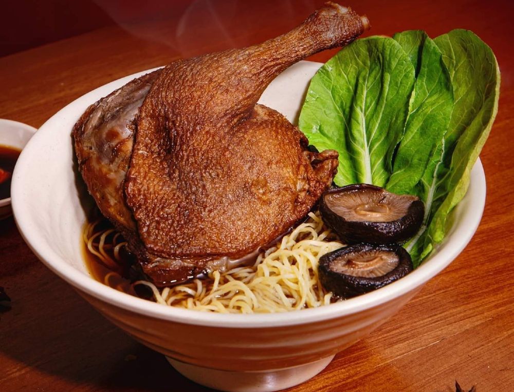 Món mì “sặc mùi thảo mộc” ở TP HCM, nghe vừa lạ vừa quen, có quán giá 350.000 đồng vẫn đông khách  - 4