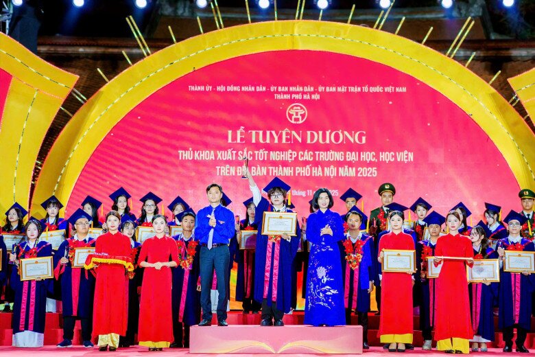 4 năm đại học và bộ sưu tập giấy khen của nữ thủ khoa Hà Nội: “Em chấp nhận mọi thử thách và bình tĩnh vượt qua” - 6