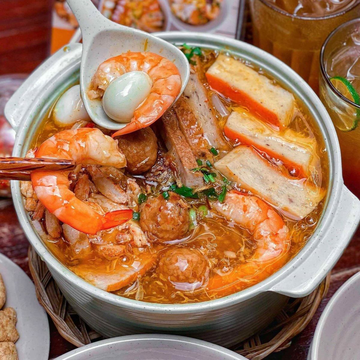 Menu ẩm thực đường phố Sài Gòn toàn đặc sản nức tiếng, từ bữa chính tới ăn chơi, món nào cũng rẻ  - 2