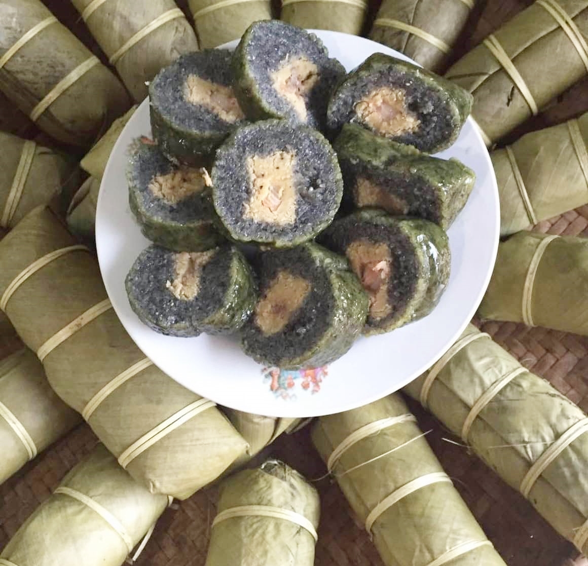 Món bánh “chọn dâu” của xứ Lạng, đặc sản vỏ đen ruột vàng, tưởng ăn nóng bụng nhưng lại giúp “hạ hỏa” - 4