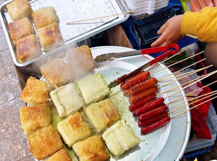 Món vỉa hè chợ Đồng Xuân đắt khách ngày se lạnh, ăn là thấy hương vị Tết, ngon mà không sợ ngấy - 5