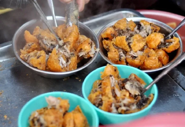 Ở Hà Nội có một món ăn vặt ấm lòng ngày mưa lạnh, mách bạn 6 địa chỉ ngon bổ rẻ chỉ 3.000 đồng - 2