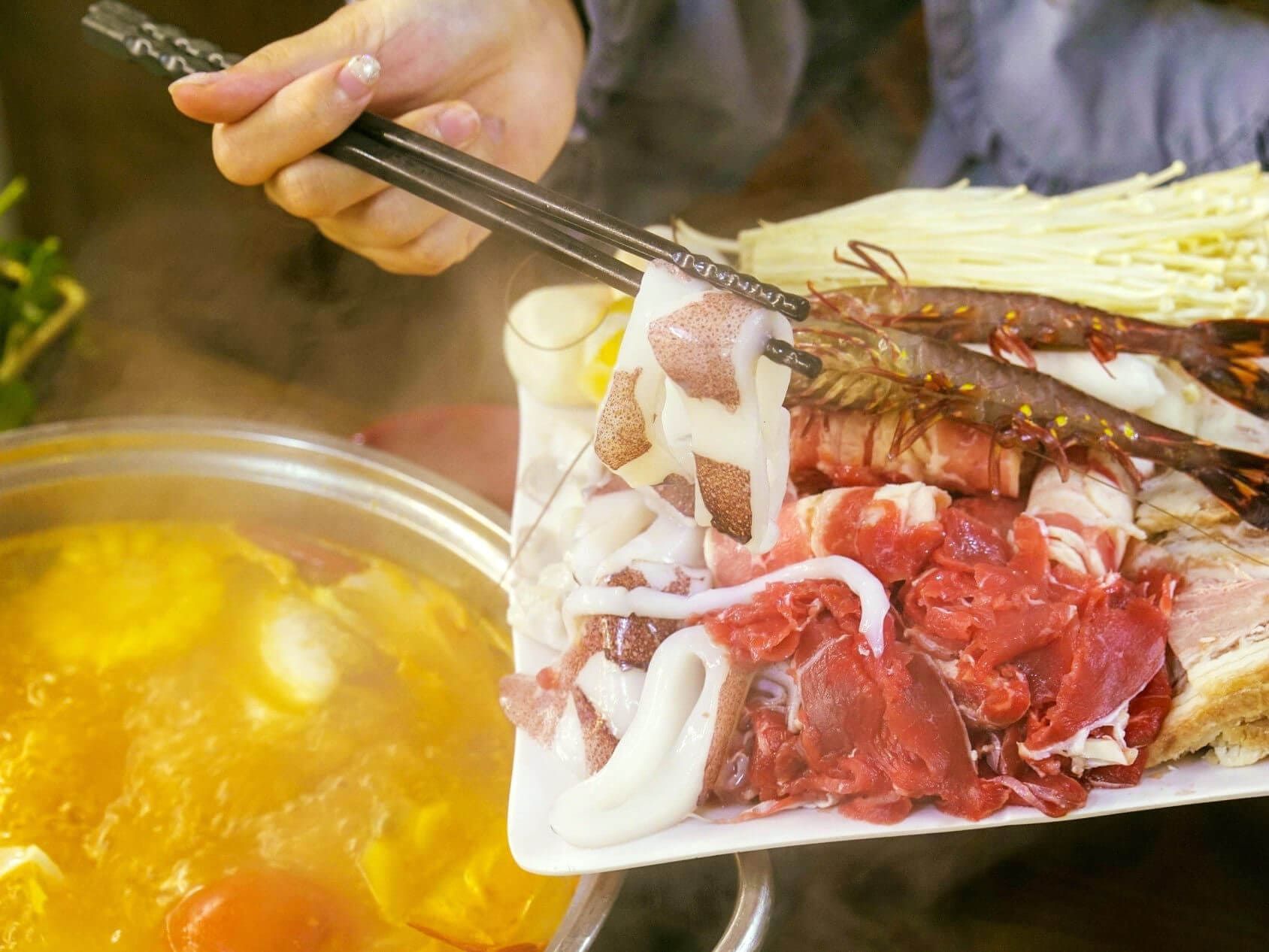 5 con phố lẩu nướng ôm cả mùa đông Hà Nội, menu toàn đặc sản, 200k là no nê quên lối về - 1