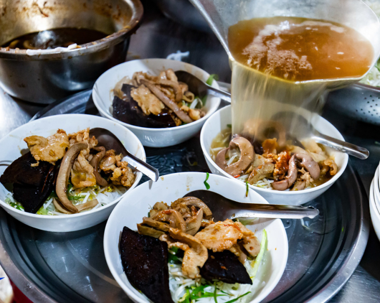 Món phở độc lạ ở Bắc Ninh, nhìn đen thui mà càng ăn càng cuốn, chỉ 30.000 đồng là no bụng - 2