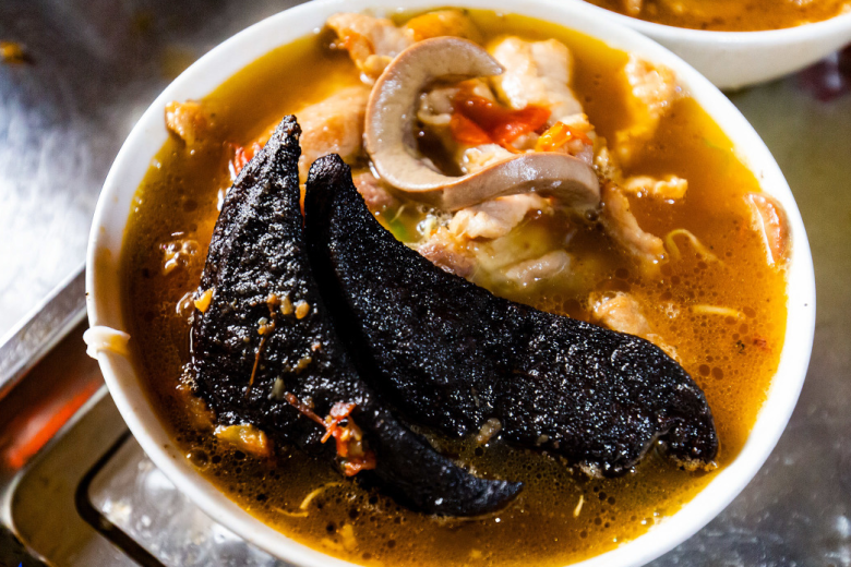 Món phở độc lạ ở Bắc Ninh, nhìn đen thui mà càng ăn càng cuốn, chỉ 30.000 đồng là no bụng - 1