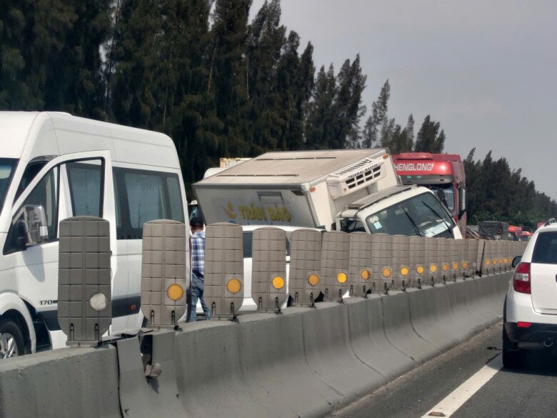 Tin tức 24h: Bão số 15 sẽ hướng vào khu vực nào trên đất liền? - 2