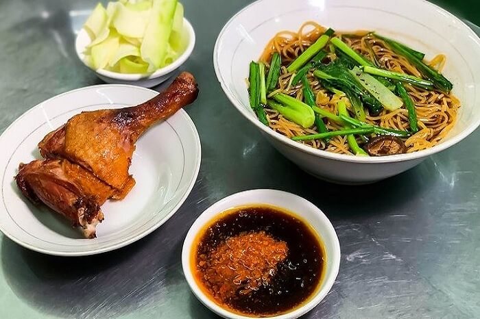 Món mì “sặc mùi thảo mộc” ở TP HCM, nghe vừa lạ vừa quen, có quán giá 350.000 đồng vẫn đông khách  - 5