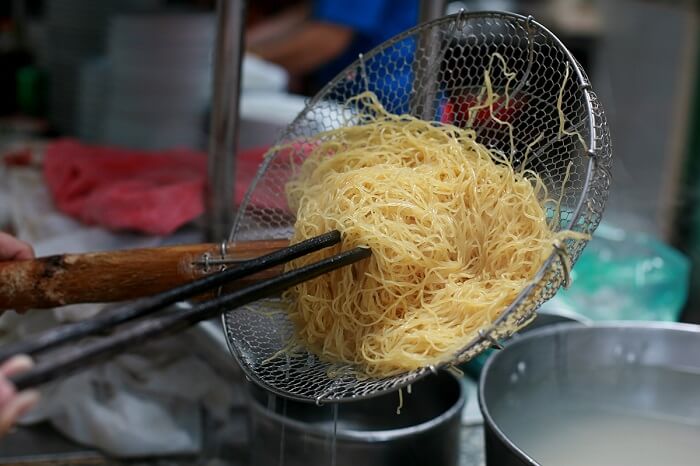 Món mì “sặc mùi thảo mộc” ở TP HCM, nghe vừa lạ vừa quen, có quán giá 350.000 đồng vẫn đông khách  - 2