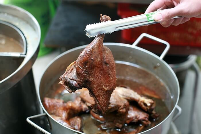 Món mì “sặc mùi thảo mộc” ở TP HCM, nghe vừa lạ vừa quen, có quán giá 350.000 đồng vẫn đông khách  - 3