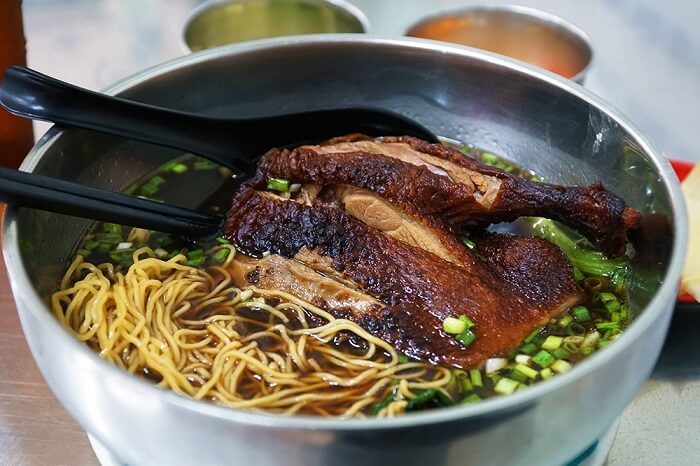 Món mì “sặc mùi thảo mộc” ở TP HCM, nghe vừa lạ vừa quen, có quán giá 350.000 đồng vẫn đông khách  - 1