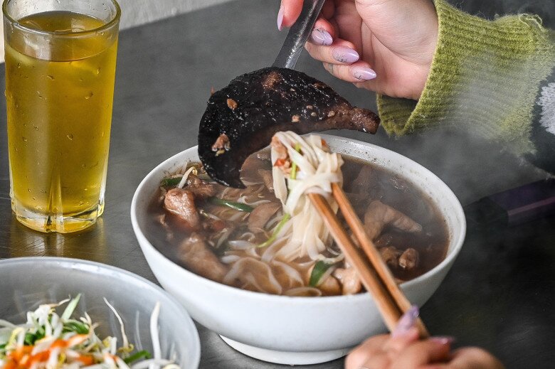 Món phở độc lạ ở Bắc Ninh, nhìn đen thui mà càng ăn càng cuốn, chỉ 30.000 đồng là no bụng - 4