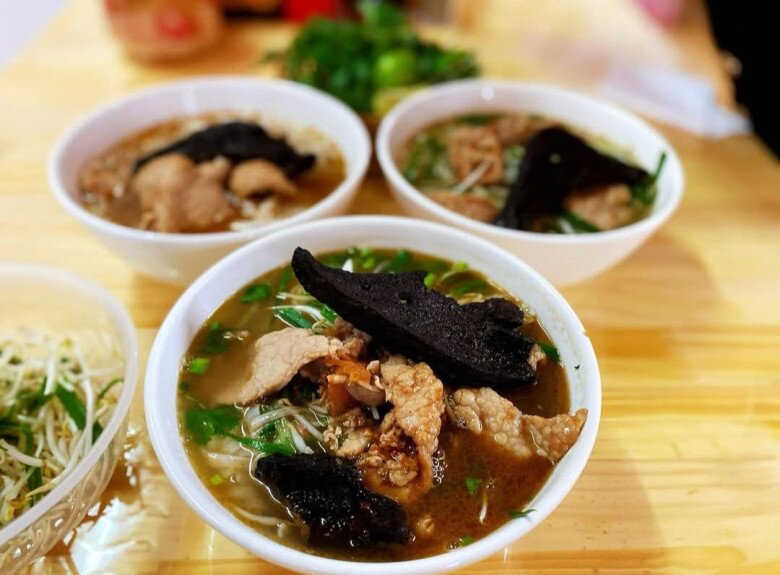 Món phở độc lạ ở Bắc Ninh, nhìn đen thui mà càng ăn càng cuốn, chỉ 30.000 đồng là no bụng - 3