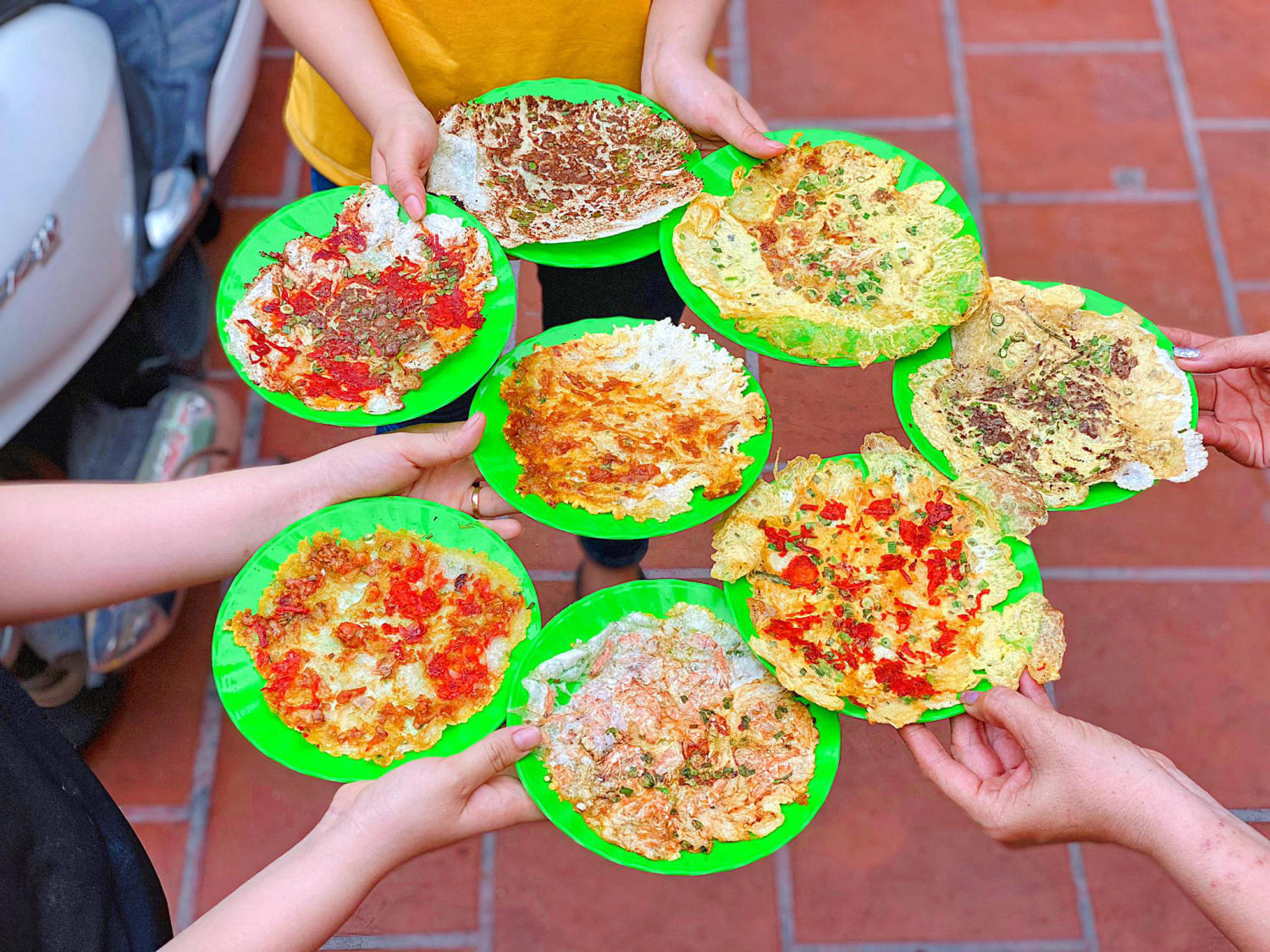 Món bánh đặc sản xứ Huế chế biến trong 30 giây, mỗi lần ăn chục cái mới “đã miệng”, chủ quán tính tiền theo đĩa - 5