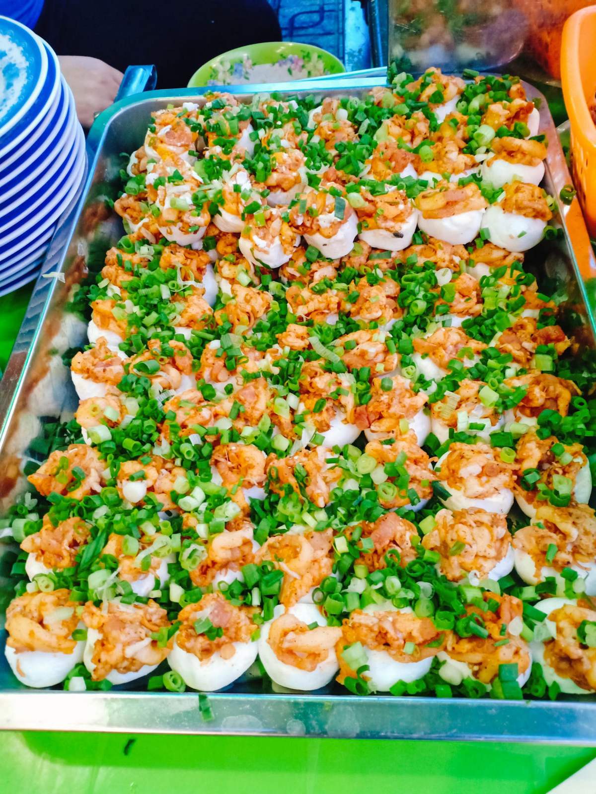 Món bánh đặc sản xứ Huế chế biến trong 30 giây, mỗi lần ăn chục cái mới “đã miệng”, chủ quán tính tiền theo đĩa - 2