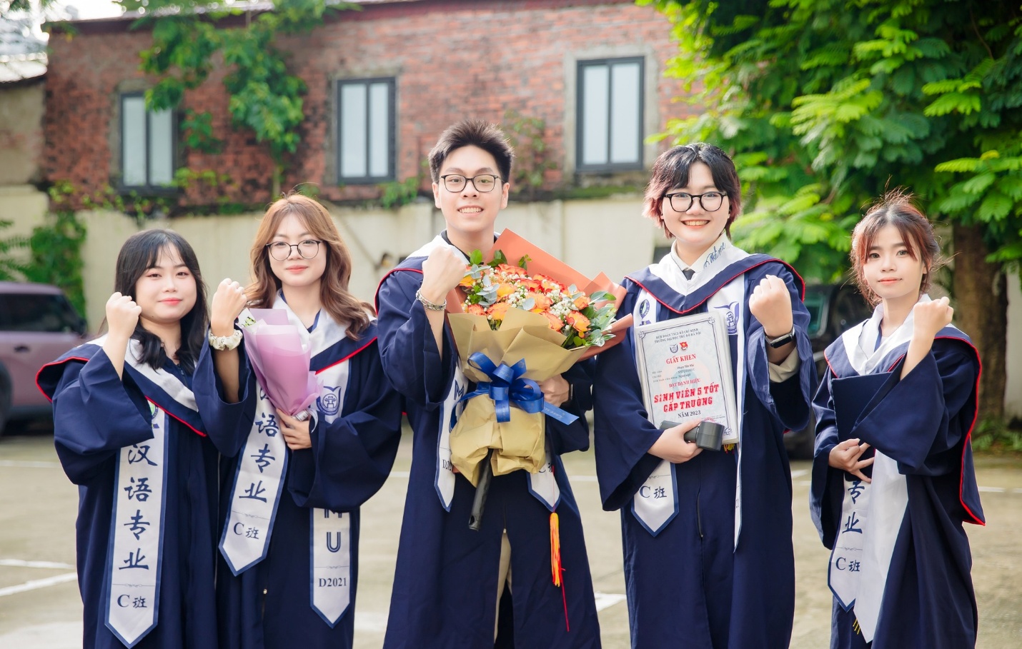 4 năm đại học và bộ sưu tập giấy khen của nữ thủ khoa Hà Nội: “Em chấp nhận mọi thử thách và bình tĩnh vượt qua” - 3