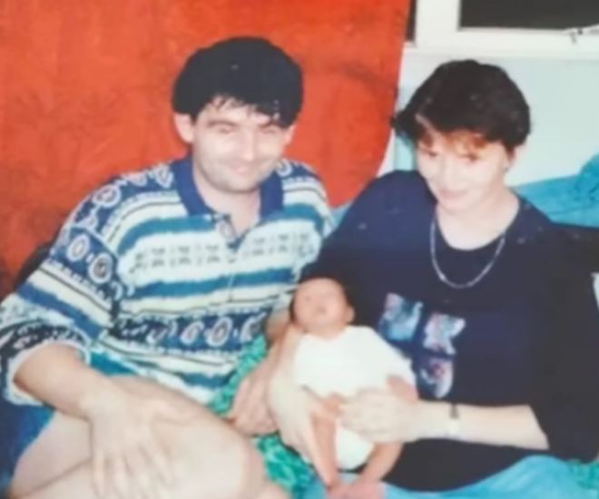 Nhà nghèo lại đông con, mẹ đành gửi bé út nhờ nuôi, 30 năm sau nghẹn ngào nói lời xin lỗi trong ngày hội ngộ - 1