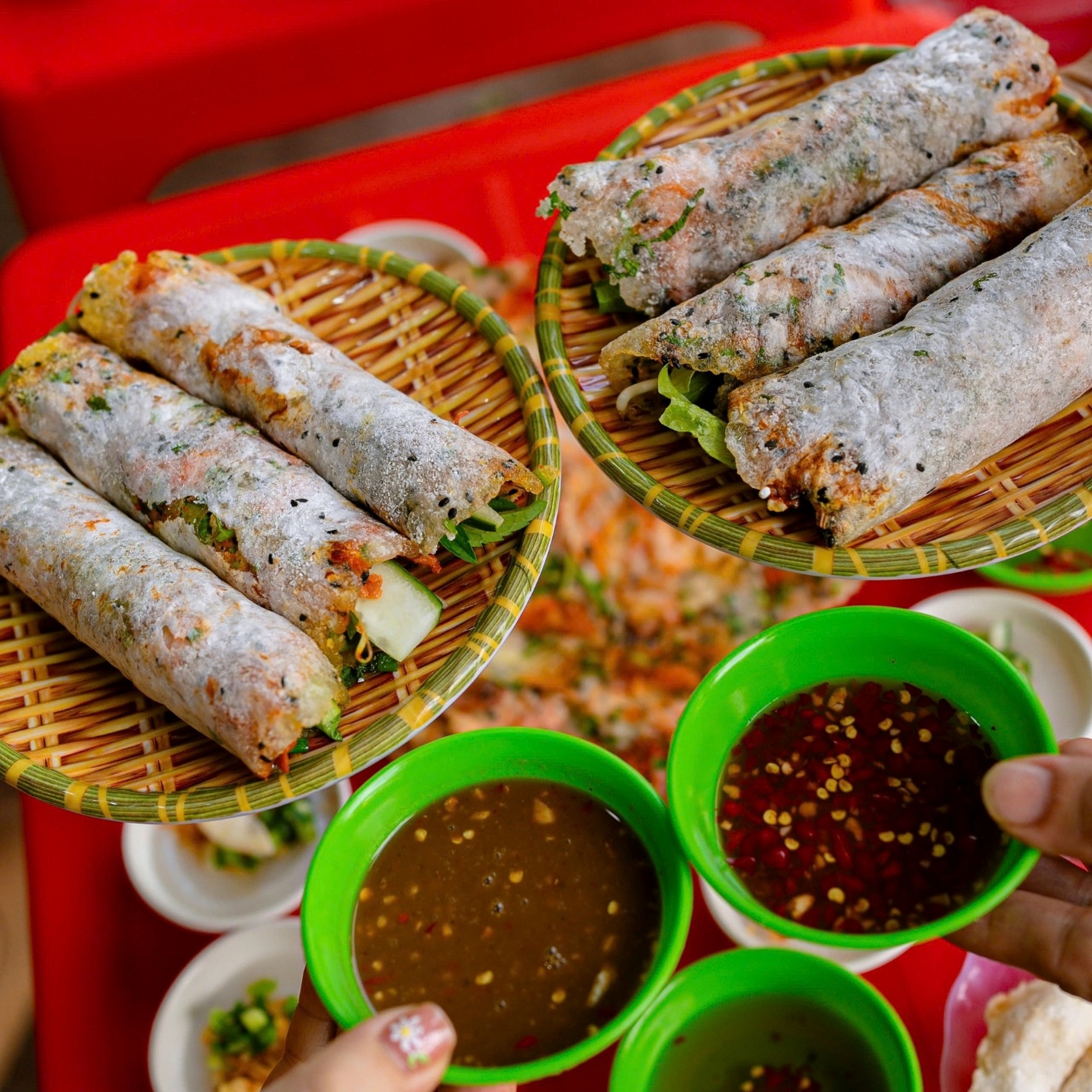 Món bánh đặc sản xứ Huế chế biến trong 30 giây, mỗi lần ăn chục cái mới “đã miệng”, chủ quán tính tiền theo đĩa - 4