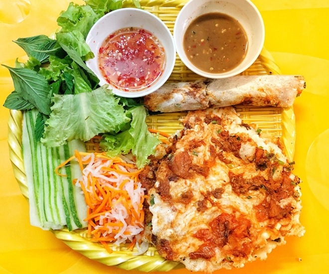 Món bánh đặc sản xứ Huế chế biến trong 30 giây, mỗi lần ăn chục cái mới “đã miệng”, chủ quán tính tiền theo đĩa - 1