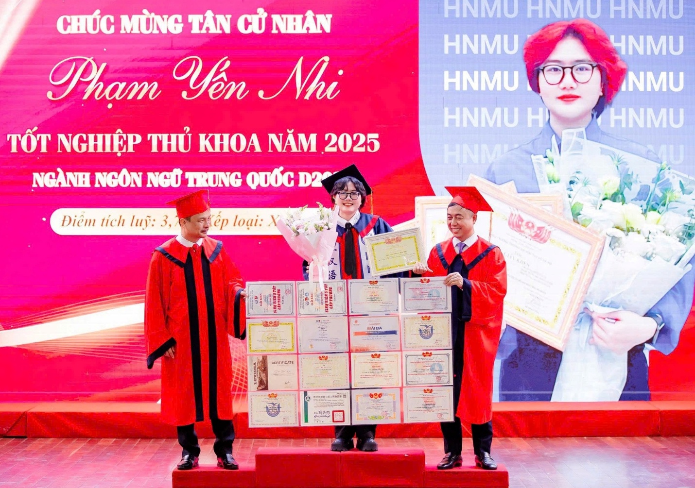 4 năm đại học và bộ sưu tập giấy khen của nữ thủ khoa Hà Nội: “Em chấp nhận mọi thử thách và bình tĩnh vượt qua” - 2