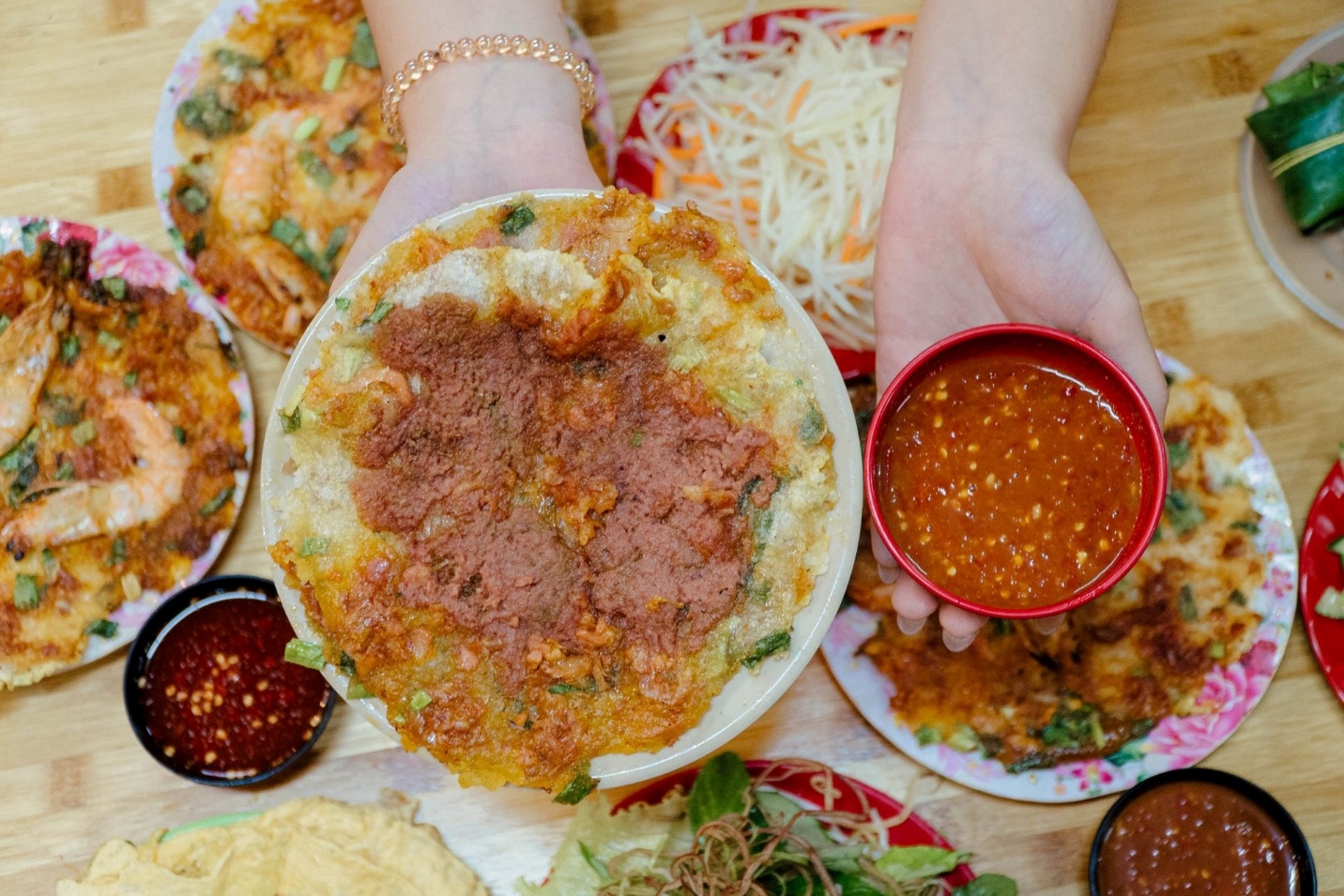 Món bánh đặc sản xứ Huế chế biến trong 30 giây, mỗi lần ăn chục cái mới “đã miệng”, chủ quán tính tiền theo đĩa - 3