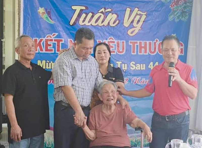 Sinh 7 con trai, mẹ nghèo nuốt nước mắt đem cho cậu út vì không nuôi nổi, 45 năm sau xảy ra chuyện chẳng ngờ - 3