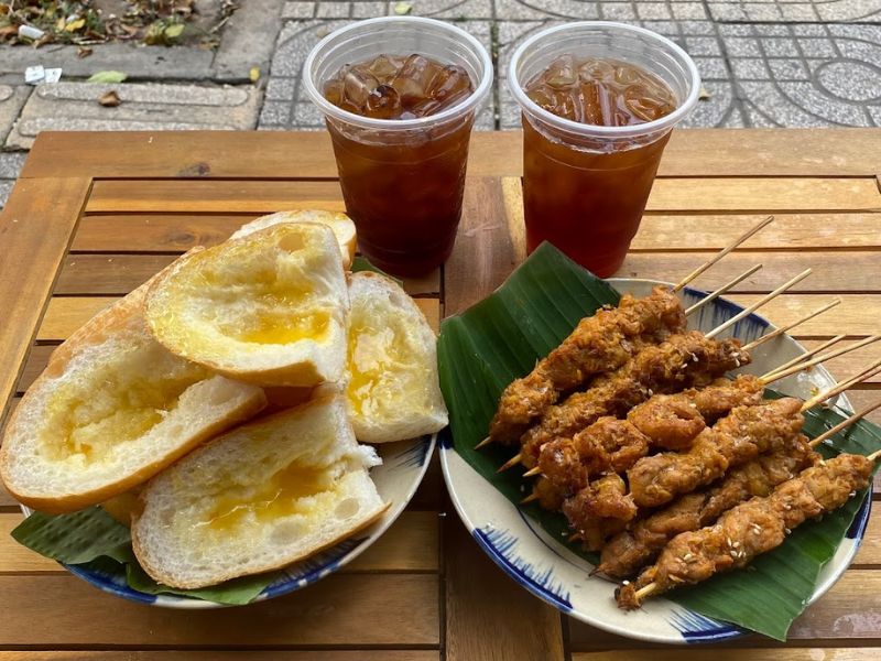8 quán thịt xiên nướng đông nhất Hà Nội, có ngày bán hơn 3.000 xiên, khách xếp hàng cả tiếng chờ tới lượt  - 3
