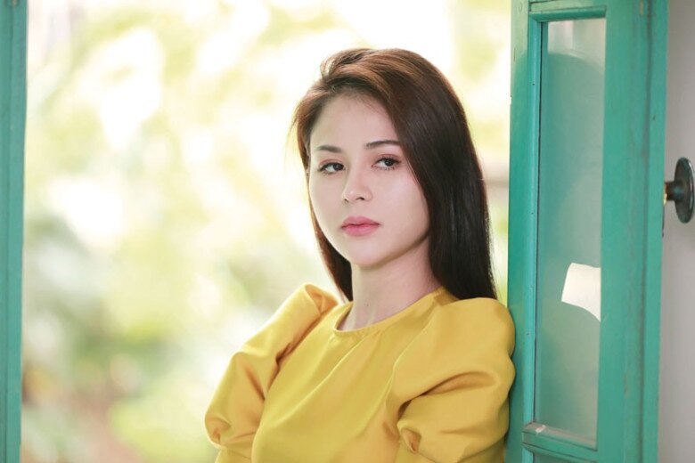 2 nữ diễn viên trùng tên, đều có con trai 11 tuổi: 1 người lấy nhân viên phát tờ rơi giờ là bà chủ &#34;trăm tỷ&#34; - 11