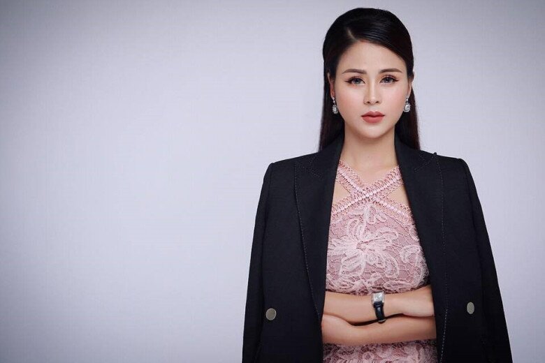2 nữ diễn viên trùng tên, đều có con trai 11 tuổi: 1 người lấy nhân viên phát tờ rơi giờ là bà chủ &#34;trăm tỷ&#34; - 10