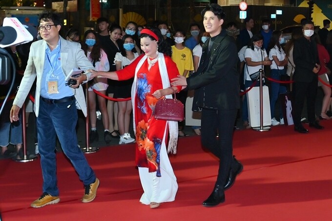 2 sao Việt trùng tên "giàu bậc nhất": Người sở hữu tượng cổ 200 năm tuổi, người có chồng "lấy bao tải đựng tiền" - 7