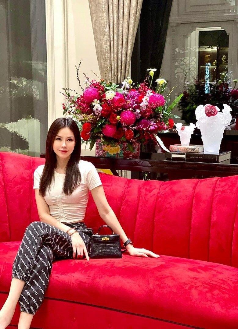 Con dâu tỷ phú Hoàng Kiều được chồng đưa hết tiền quản lý, mỹ nhân trùng tên giành quyền nuôi con nhờ kiếm 7 tỷ/năm - 4